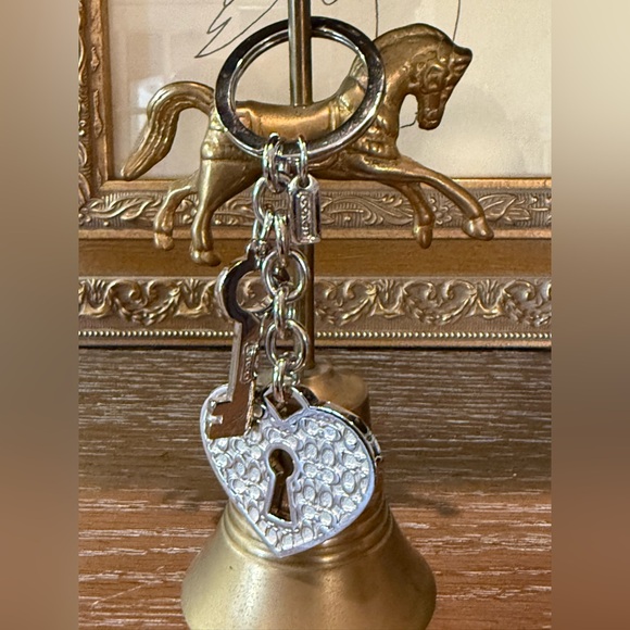 COACH Silver keyhole Embossed Signature Heart Keychain Keyring Key-fob 4” NWOT - Picture 3 of 7
